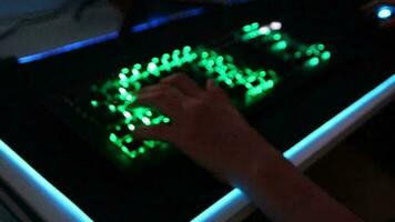 Teenager spielen Computer Spiele beim beleuchtet Desktop pc wie verschwommen Hintergrund zeigen Esport und Video Spiel Wettbewerb mit elektrisch Ausrüstung und Multimedia Markt zum Freizeit Aktivität Spieler