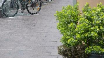 que cae granizo en un bicicleta en un Ventoso día con escarcha y lluvia espectáculo extremo clima fenómeno meteorología como impredecible y peligroso frío granizada seguro como peligro para verde movilidad video