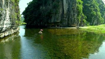 aéreo Visão 4k vídeo de zangão às tam coco, ninh binh, Vietnã video