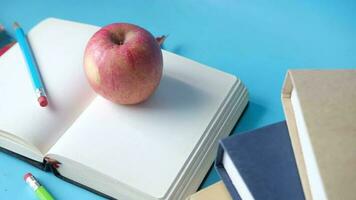 terug naar school-concept met appel op Kladblok op tafel video