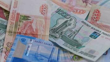 lusvormige omwenteling van Russisch roebel papier bankbiljetten van verschillend waardigheid. video