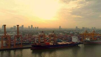 aéreo ver 4k vídeo por zumbido de envase buques y levantamiento grúas en el Puerto de Bangkok en amanecer. video