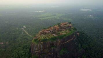 Antenne Aussicht Drohne 4k Aufnahmen von Sigiriya Felsen sri Lanka auf Morgen. video