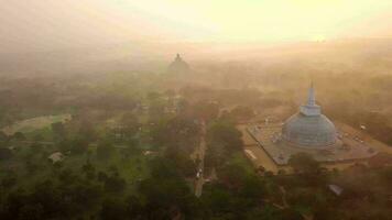aéreo ver zumbido 4k imágenes de ruwanwelisaya estupa en anuradhapura, sri lanka video