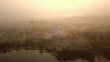 aereo Visualizza fuco 4k metraggio di ruwanwelisaya stupa nel anuradhapura, sri lanka video