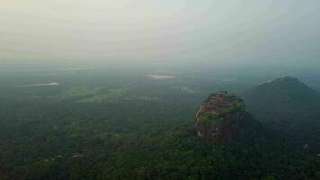 aérien vue drone 4k métrage de Sigiriya Roche sri lanka sur Matin. video