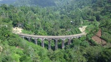 Antenne Aussicht Drohne 4k Aufnahmen von berühmt neun Bögen Brücke sri Lanka Eisenbahn Zug mit. neun Bögen Brücke im ella, sri lanka. video