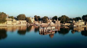 Antenne Aussicht 4k Video durch Drohne von Schreine und Tempel beim gad Sisar See, Jaisalmer, Indien - - Rajasthan.
