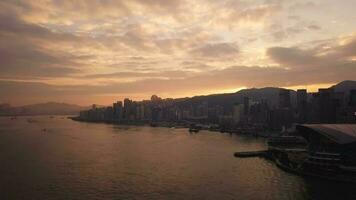 aéreo Visão zangão 4k cenas do moderno arranha-céus dentro hong kong cidade. edifícios dentro hong kong cidade em nascer do sol. video