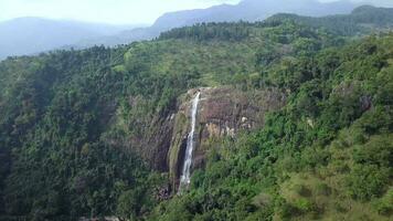 aéreo Visão zangão 4k cenas do diyaluma cai cascata dentro sri lanka. video