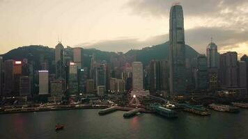 aéreo Visão zangão 4k cenas do moderno arranha-céus dentro hong kong cidade. edifícios dentro hong kong cidade em nascer do sol. video