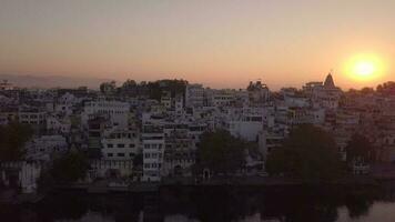 aéreo ver 4k vídeo por zumbido de lago pichola y ciudad, udaipur, rajastán, India video