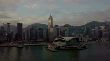 Antenne Aussicht Drohne 4k Aufnahmen von modern Wolkenkratzer im Hong kong Stadt. Gebäude im Hong kong Stadt auf Sonnenaufgang. video