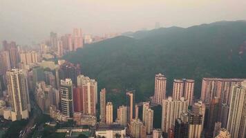aereo Visualizza fuco 4k metraggio di moderno grattacieli nel hong kong città. edifici nel hong kong città su Alba. video