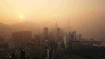 aereo Visualizza fuco 4k metraggio di moderno grattacieli nel hong kong città. edifici nel hong kong città su Alba. video
