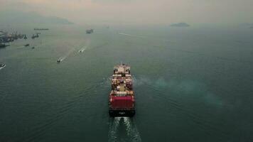 Antenne Aussicht Drohne 4k Aufnahmen von Ozean Container Schiff im Hong Kong. video