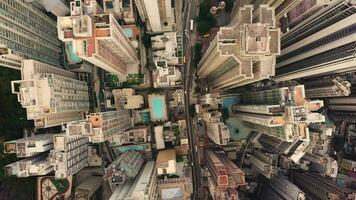 aéreo parte superior ver zumbido 4k imágenes de moderno rascacielos en hong kong ciudad. edificios en hong kong ciudad video