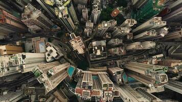 aérien Haut vue drone 4k métrage de moderne grattes ciels dans Hong kong ville. bâtiments dans Hong kong ville video
