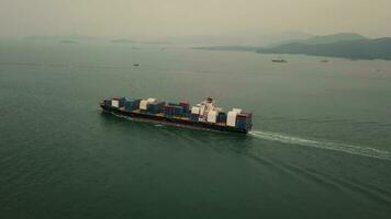 Antenne Aussicht Drohne 4k Aufnahmen von Ozean Container Schiff im Hong Kong. video