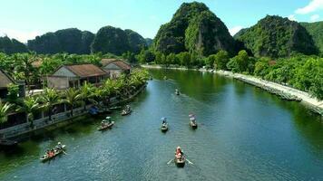 aéreo ver 4k vídeo por zumbido a tam coco, ninh bin, Vietnam video