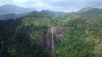 antenne visie dar 4k beeldmateriaal van diyaluma valt waterval in sri lanka. video