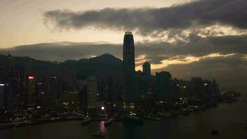 antenn se Drönare 4k antal fot av modern skyskrapor i hong kong stad. byggnader i hong kong stad på soluppgång. video