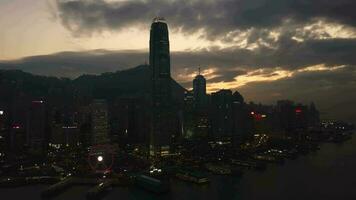 aéreo ver zumbido 4k imágenes de moderno rascacielos en hong kong ciudad. edificios en hong kong ciudad en amanecer. video