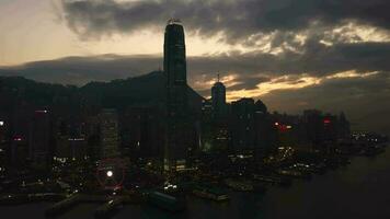 antenne visie dar 4k beeldmateriaal van modern wolkenkrabbers in hong Kong stad. gebouwen in hong Kong stad Aan zonsopkomst. video