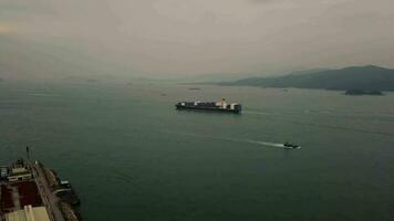 Antenne Aussicht Drohne 4k Aufnahmen von Ozean Container Schiff im Hong Kong. video