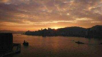 aereo Visualizza fuco 4k metraggio di moderno grattacieli nel hong kong città. edifici nel hong kong città su Alba. video