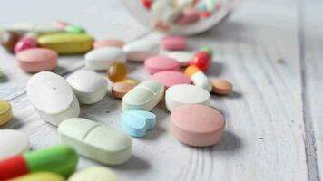 close-up de muitos comprimidos e cápsulas coloridas video