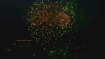 fuoco d'artificio con paesaggio urbano notte leggero Visualizza di novosibirsk orizzonte a crepuscolo tempo video