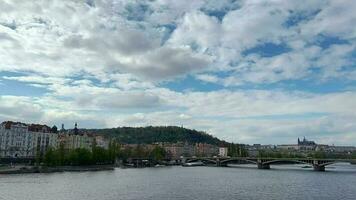 espaço de tempo do Visão Praga, pontes, igreja, colorida casas, e rio video