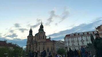 avvicinamento Visualizza di praga strade e chiese video