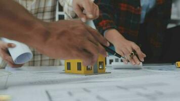 reunião de trabalho em equipe de engenharia, desenho trabalhando na reunião de projeto para o projeto que trabalha com o parceiro na construção de modelos e ferramentas de engenharia no local de trabalho, construção e conceito de estrutura. video