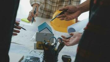 reunião de trabalho em equipe de engenharia, desenho trabalhando na reunião de projeto para o projeto que trabalha com o parceiro na construção de modelos e ferramentas de engenharia no local de trabalho, construção e conceito de estrutura. video