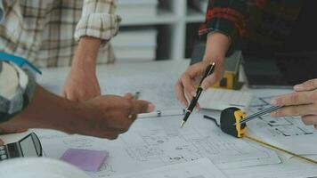 reunião de trabalho em equipe de engenharia, desenho trabalhando na reunião de projeto para o projeto que trabalha com o parceiro na construção de modelos e ferramentas de engenharia no local de trabalho, construção e conceito de estrutura. video