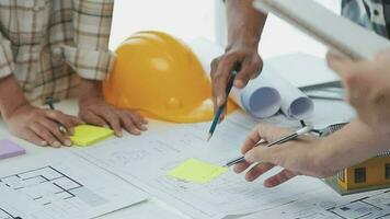 reunião de trabalho em equipe de engenharia, desenho trabalhando na reunião de projeto para o projeto que trabalha com o parceiro na construção de modelos e ferramentas de engenharia no local de trabalho, construção e conceito de estrutura. video