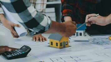 reunião de trabalho em equipe de engenharia, desenho trabalhando na reunião de projeto para o projeto que trabalha com o parceiro na construção de modelos e ferramentas de engenharia no local de trabalho, construção e conceito de estrutura. video