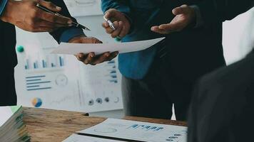 grupo do colegas de trabalho dentro formal vestem sentado às mesa dentro conferência quarto e discutindo sobre projeto do companhia desenvolvimento durante encontro video