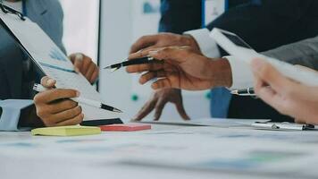 grupo do colegas de trabalho dentro formal vestem sentado às mesa dentro conferência quarto e discutindo sobre projeto do companhia desenvolvimento durante encontro video