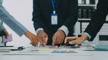 grupo do colegas de trabalho dentro formal vestem sentado às mesa dentro conferência quarto e discutindo sobre projeto do companhia desenvolvimento durante encontro video