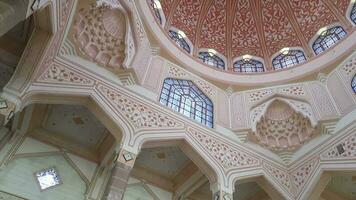 Putra Jaya, Malaysia im kann 2023. Putra Moschee oder im malaiisch ist Masjid putre ist ein Moschee Das war gebaut im 1997 mit Rose rot Granit und besteht von drei funktional Bereiche Gebet Zimmer, Moschee Hof, video