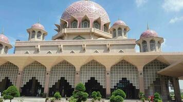 Putra Jaya, Malaysia im kann 2023. Putra Moschee oder im malaiisch ist Masjid putre ist ein Moschee Das war gebaut im 1997 mit Rose rot Granit und besteht von drei funktional Bereiche Gebet Zimmer, Moschee Hof, video