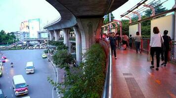 lento movimento pesante traffico nel il centro di bangkok in giro vittoria monumento nel bangkok, Tailandia 2018-08-23 video