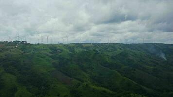 moinho de vento para produção de energia elétrica com belas paisagens e céu azul para gerar energia verde limpa e renovável para o desenvolvimento sustentável. video