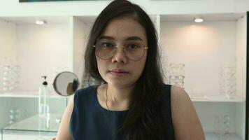 Menschen, Frauen tragen Gläser, Frau Brille im Brille Geschäft video