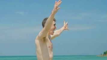 una pareja se abraza y se besa en la playa en sus vacaciones de verano y sonríen y están felices de vacaciones. foto