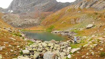 caucasian flicka promenad runt om alpina udziro sjö i racha område, georgia.travel kaukasus känd destination. udziro sjö vandring begrepp video