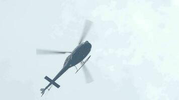 hélicoptère en volant dans le ciel faible angle coup images. video